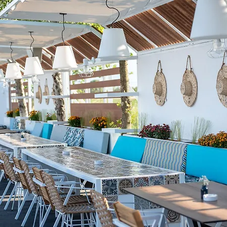 Mythic Summer Hotell