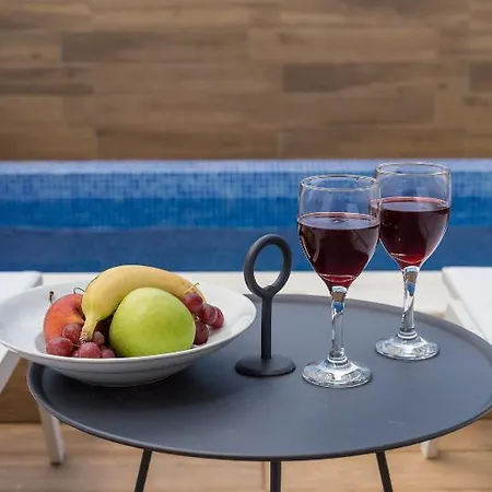 Hotell Mythic Summer