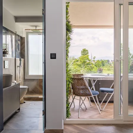 Mythic Summer فندق