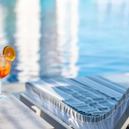 Mythic Summer فندق Paralía